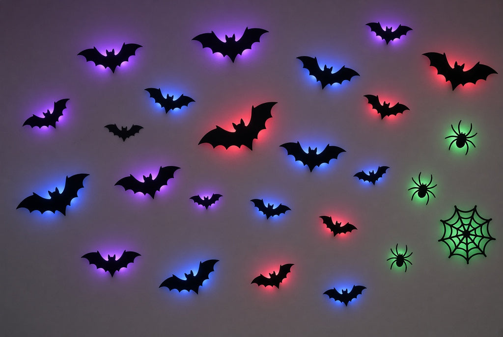 Mur avec chauves-souris noires rétroéclairées en violet, bleu et rouge, et araignées avec toile en vert