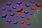 Mur avec chauves-souris noires rétroéclairées en violet, bleu et rouge, et araignées avec toile en vert
