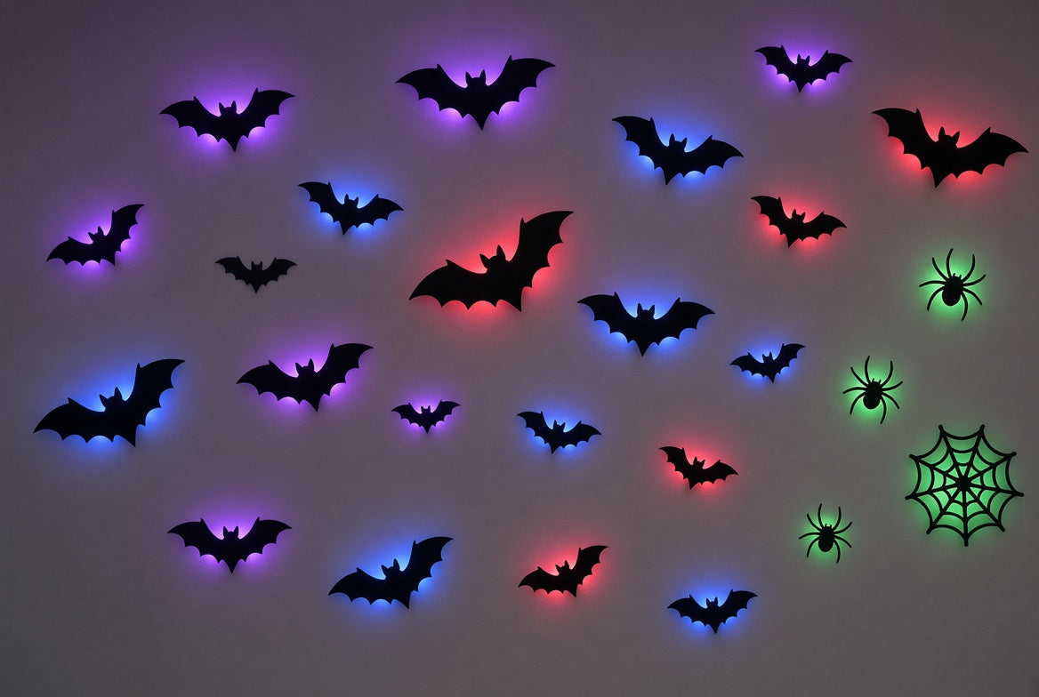 Mur avec chauves-souris noires rétroéclairées en violet, bleu et rouge, et araignées avec toile en vert